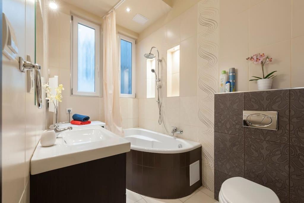 Szent Istvan Ter 4 Next To Basilica A 1 Bedroom Budapest Exterior foto